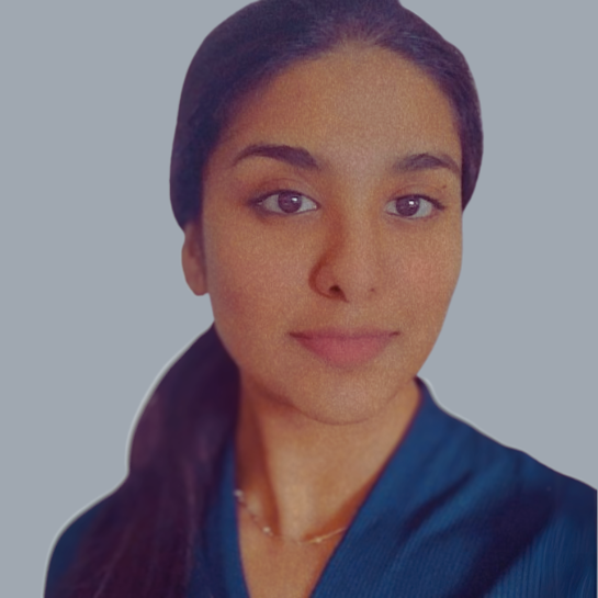 Портрет Санджаны Беллам, мл. Помощник адвоката, на нейтральном фоне. 